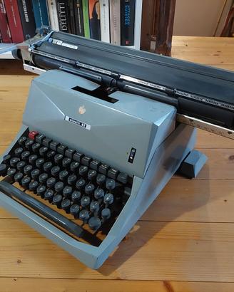 Macchina da scrivere OLIVETTI 82