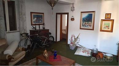 Palazzo / Stabile di 600 m² con più di 5 locali a 