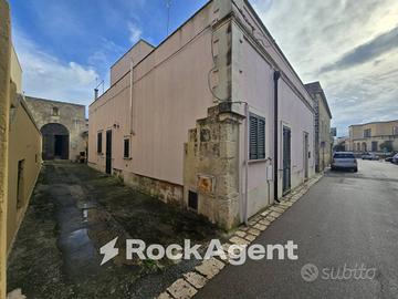 LOCALE DA RISTRUTTURARE CON ANNESSO TERRENO EDIFIC