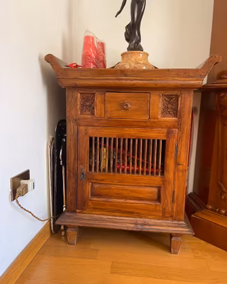 Mobiletto etnico in legno massello con intagli