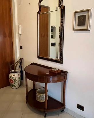 Elegante consolle in ciliegio con ruote e specchio