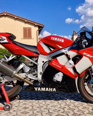 YAMAHA R6