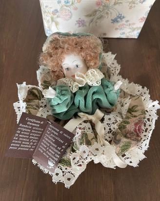 Bambola di porcellana da collezione