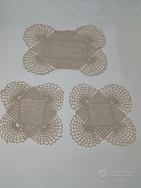 Set di tre centrini realizzati a mano all'uncinett
