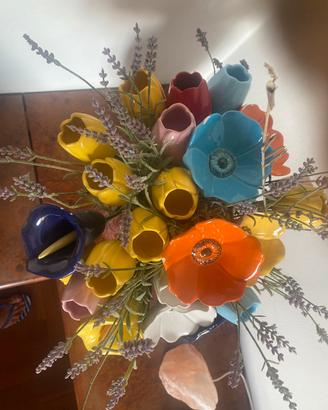 Fiori colorati di ceramica