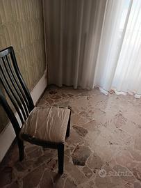 Salotto con cristalliera e tavolo vetro