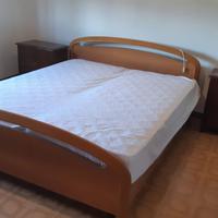 Camera matrimoniale con letto armadio e comodini