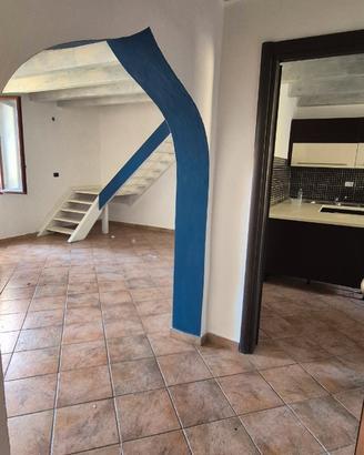 Grazioso Immobile su Due Livelli Vicino al Centro