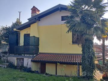 Casa con due appartamenti ed ampio giardino