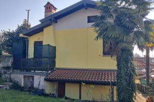 Casa con due appartamenti ed ampio giardino