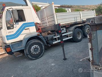 Autocarro con gru dietro cabina