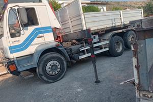 Autocarro con gru dietro cabina