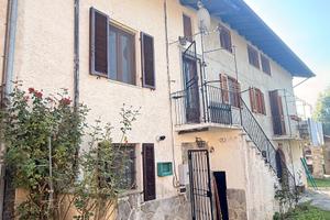 Casa semi indipendente su due livelli con terreno