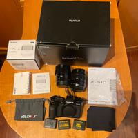 Fotocamera Fujifilm X-S10 con accessori