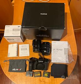 Fotocamera Fujifilm X-S10 con accessori