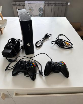 Xbox 360 Slim + 2 controller + Cavi originali