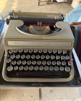 Macchina da scivere Olivetti studio vintage