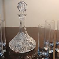 bicchieri e bottiglia cristallo