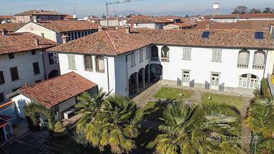 Villa di 680 m² con più di 5 locali e box auto a U