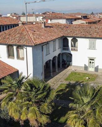Villa di 680 m² con più di 5 locali e box auto a U