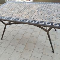 Tavolo da esterno in ferro con piano mosaico