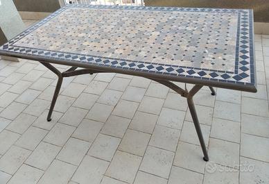 Tavolo da esterno in ferro con piano mosaico