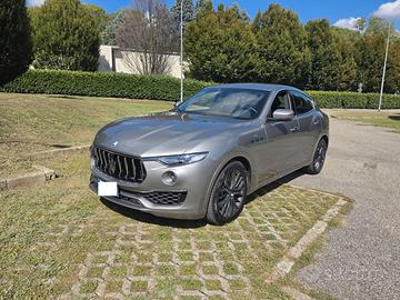 maserati levante 2.0 330cv, listino oltre 110k