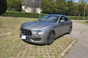 maserati levante 2.0 330cv, listino oltre 110k