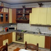 Cucina + tavolo con sedie