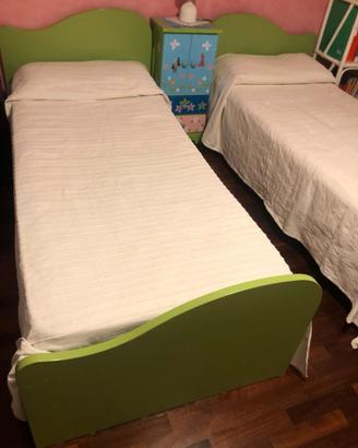 due lettini con comodino coordinato