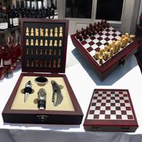 Scacchi in Legno con un Set da Vino