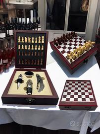 Scacchi in Legno con un Set da Vino