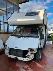 Camper Ford incidentato con documenti in regola