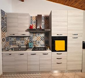 Cucina con elettrodomestici pari al nuovo.