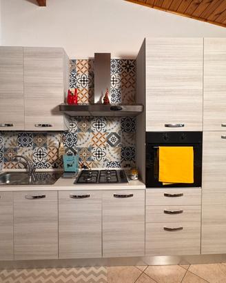Cucina con elettrodomestici pari al nuovo.