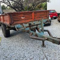 Carrello trazionato, ribaltabile trilaterale