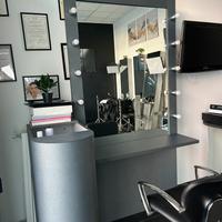 Postazione parrucchiere professionale con specchio