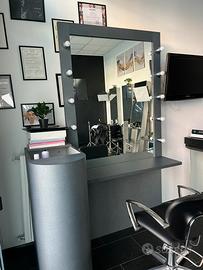 Postazione parrucchiere professionale con specchio