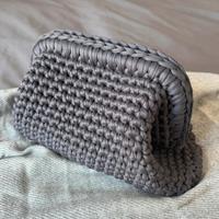 Pochette uncinetto fatta a mano grigia