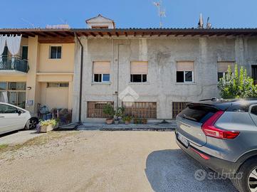 CASA DI CORTE A ADRO