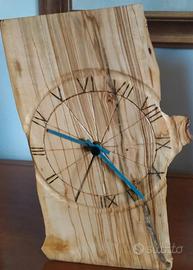 Orologio artigianale in legno di ulivo