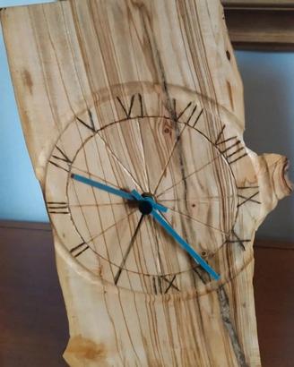 Orologio artigianale in legno di ulivo