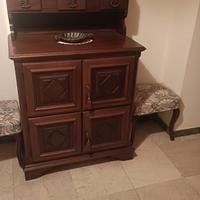 piattiera in legno e sgabelli in arte povera