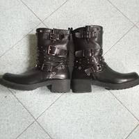 stivaletti con fibie e piccole borchie eleganti 