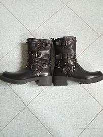 stivaletti con fibie e piccole borchie eleganti 