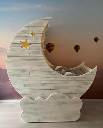 Culla artigianale a forma di luna