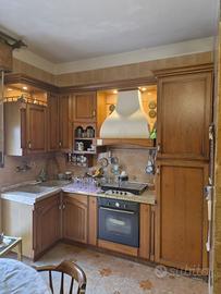 Cucina completa di credenza tavolo e sedie