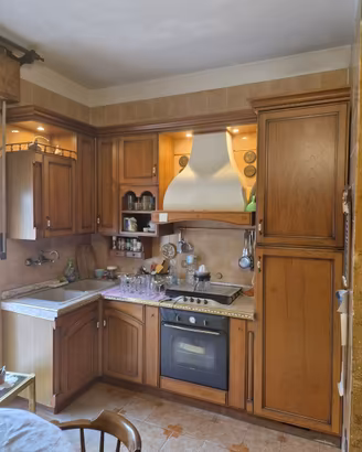 Cucina completa di credenza tavolo e sedie