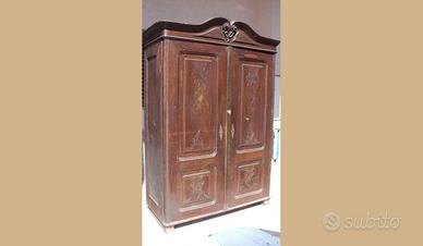 Armadio depoca con cimasa mossa