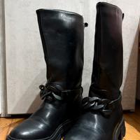 Anfibi neri con catena